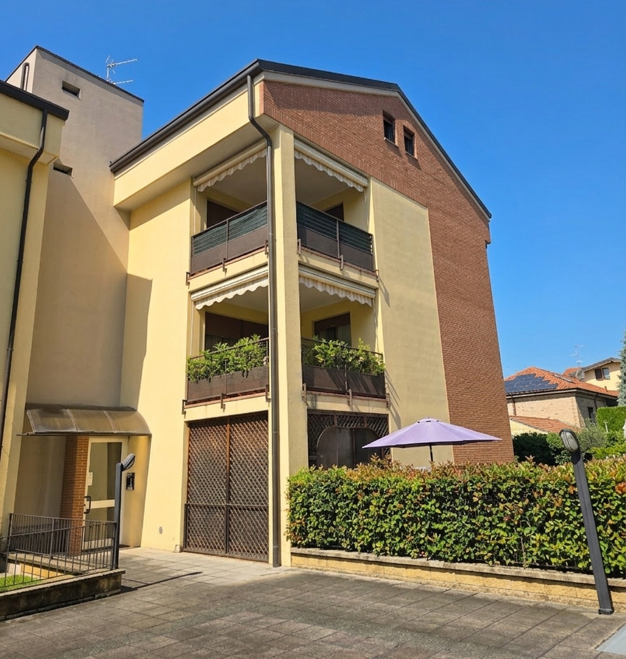 Trilocale con terrazzi in via parini snc, Carugo