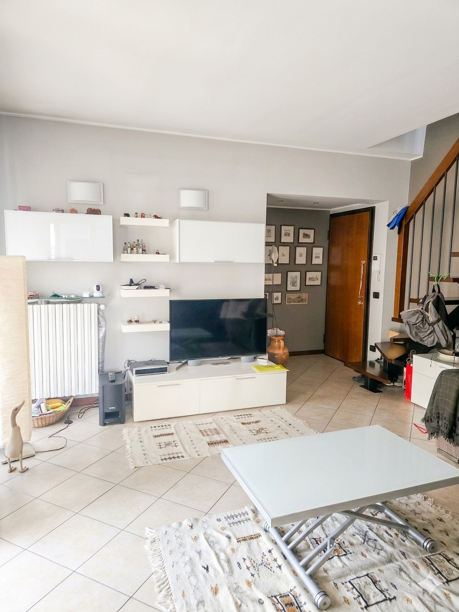 Trilocale con terrazzi in via parini snc, Carugo