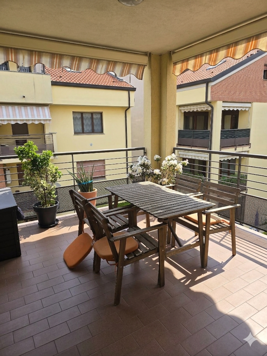 Trilocale con terrazzi in via parini snc, Carugo