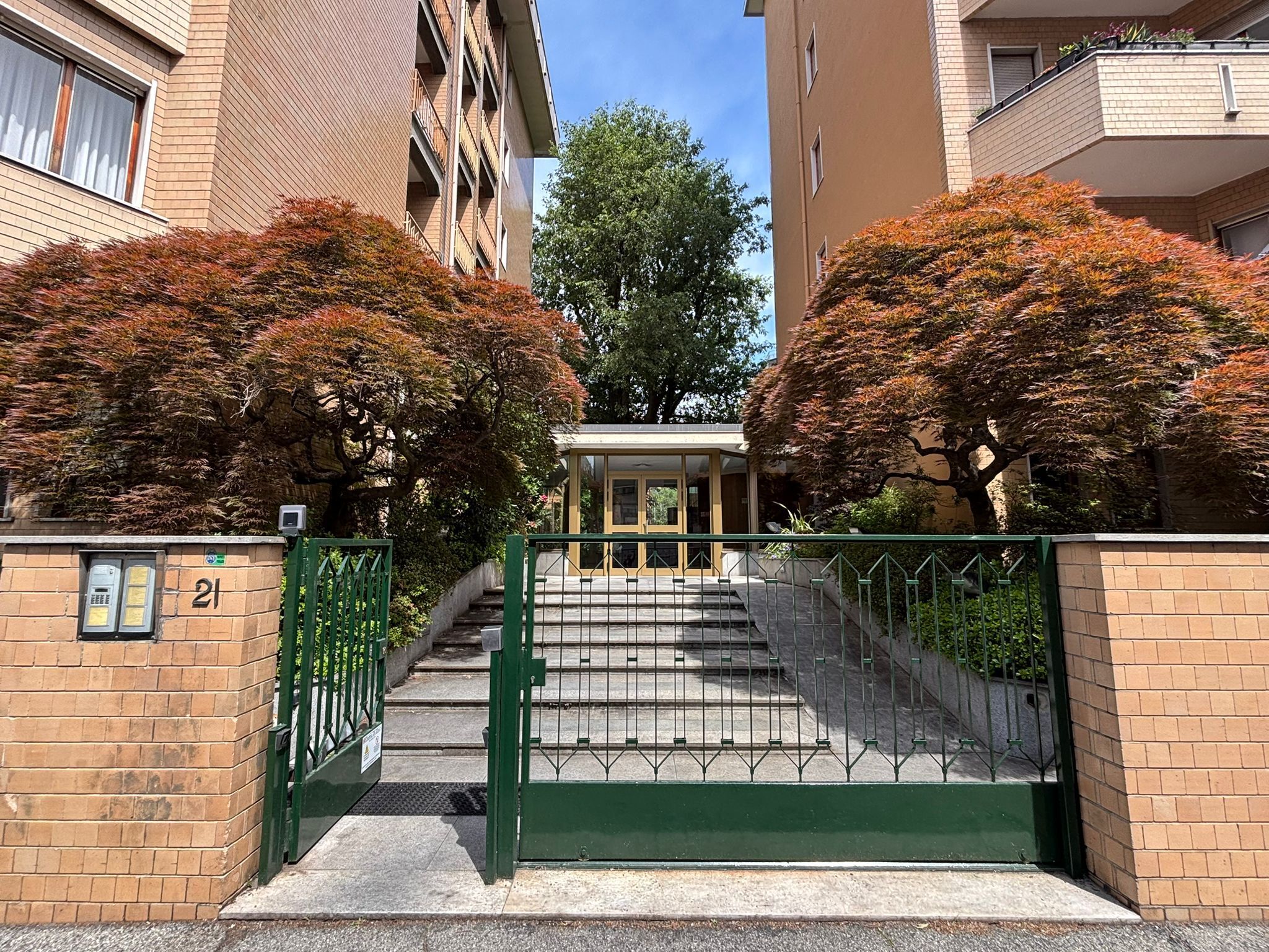 Ufficio con terrazzo in via morazzone pier francesco mazzucchelli 21, Como