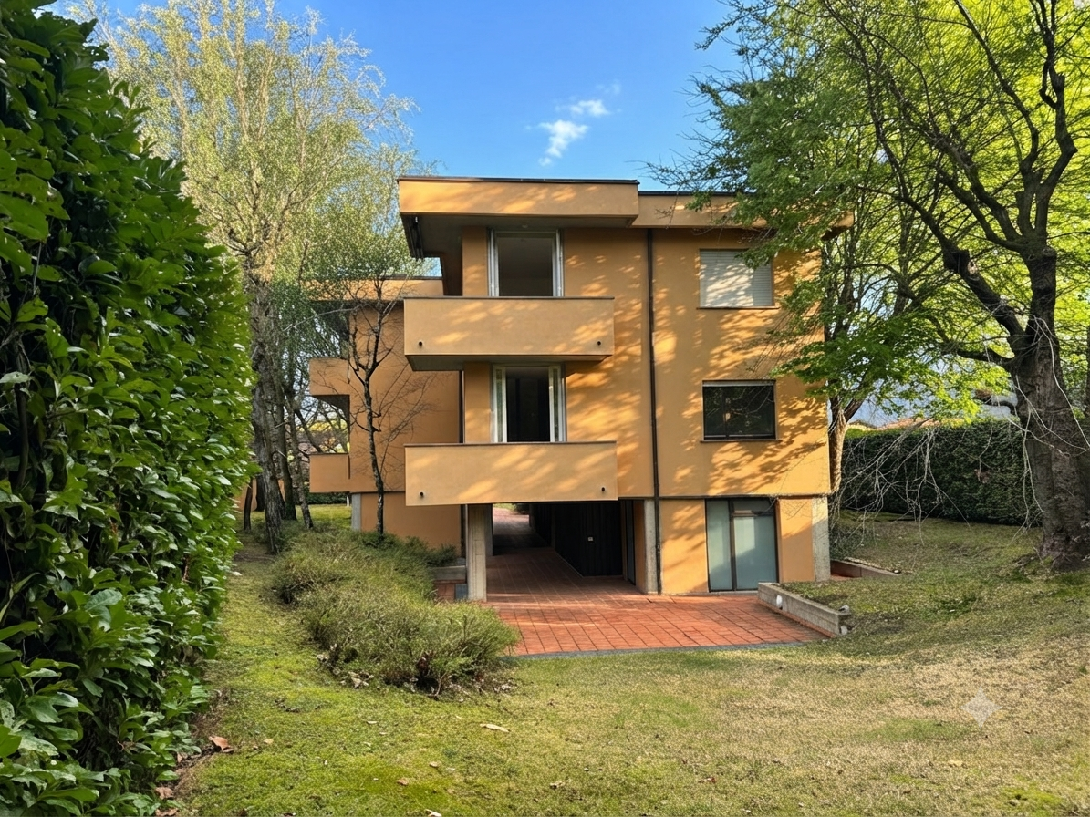 Trilocale con giardino a Como