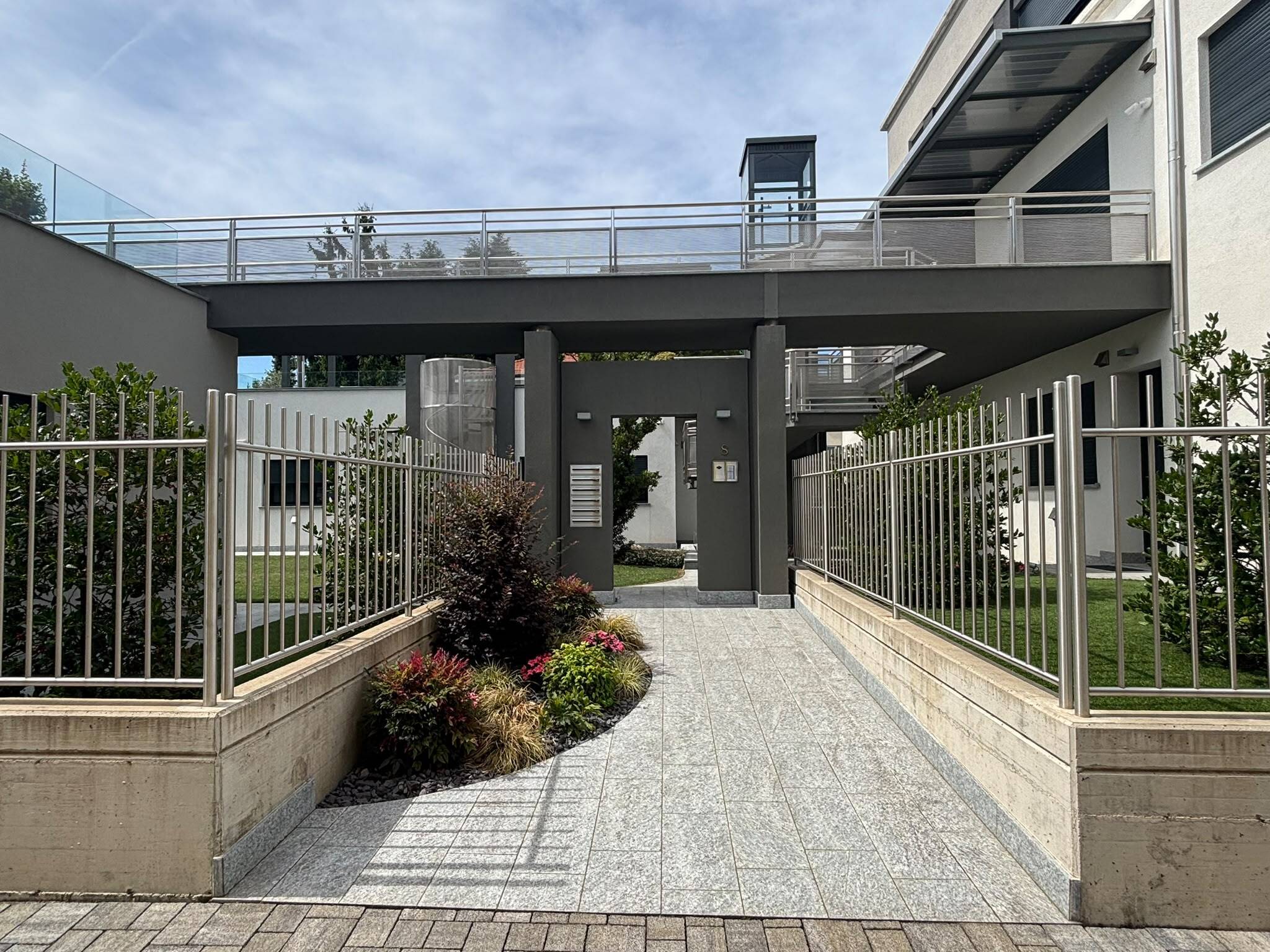 Quadrilocale con terrazzi in via alessandro volta 8, Villa Guardia