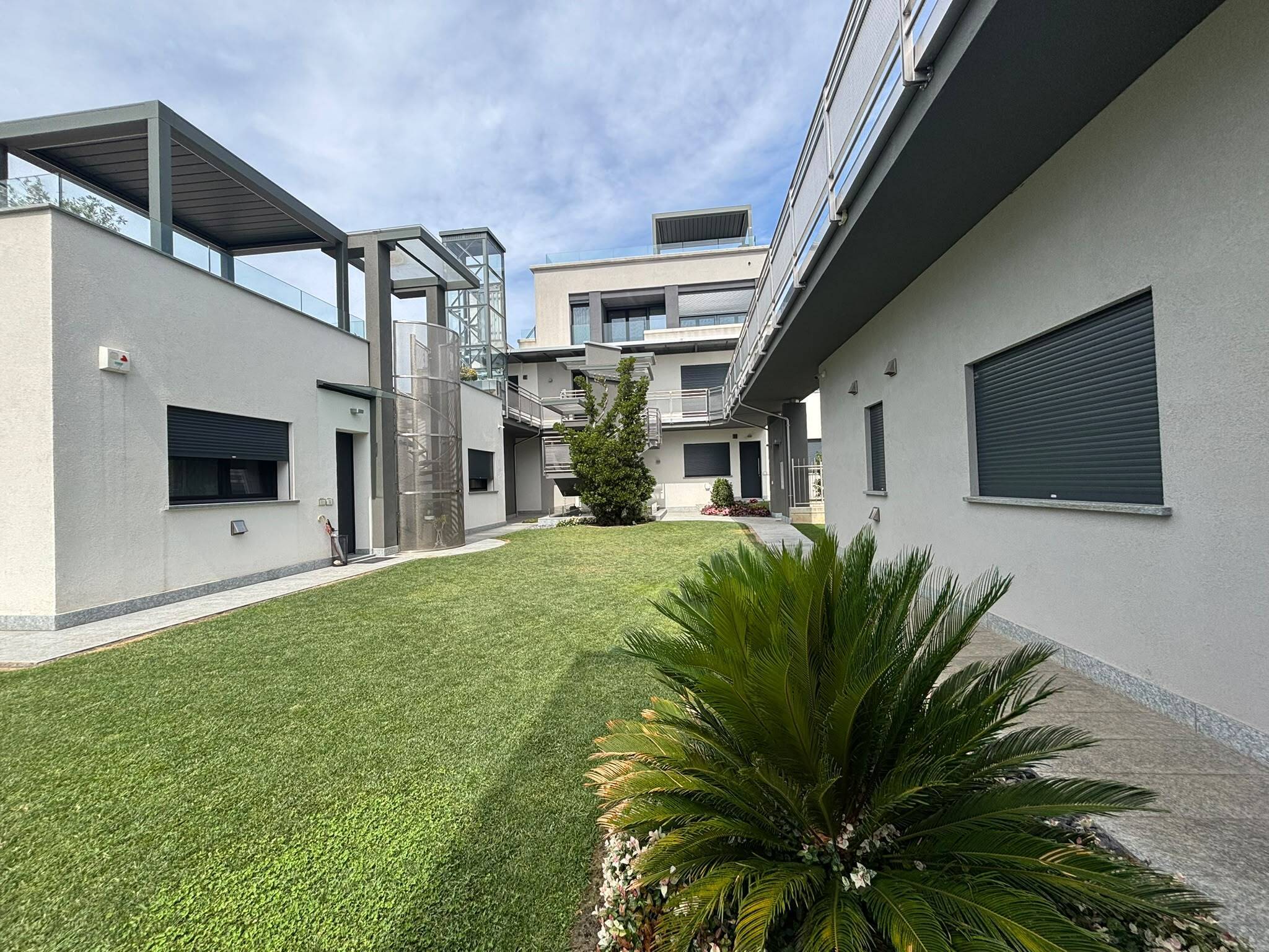Quadrilocale con terrazzi in via alessandro volta 8, Villa Guardia