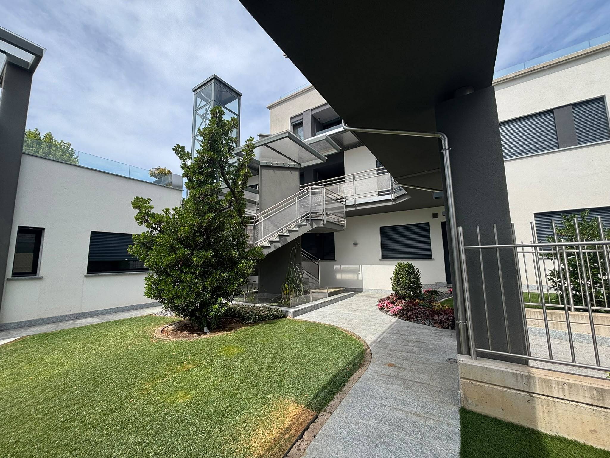 Quadrilocale con terrazzi in via alessandro volta 8, Villa Guardia