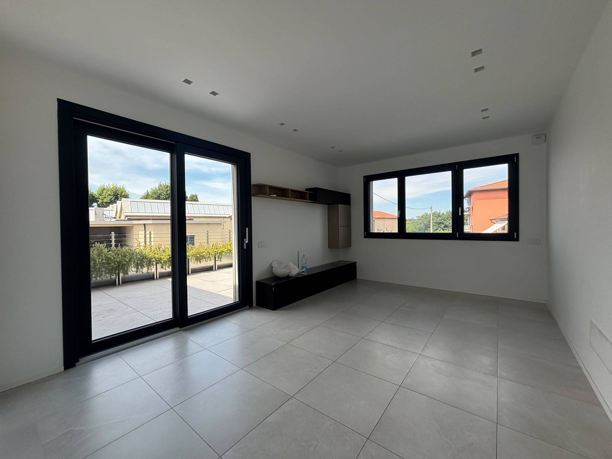Quadrilocale con terrazzi in via alessandro volta 8, Villa Guardia