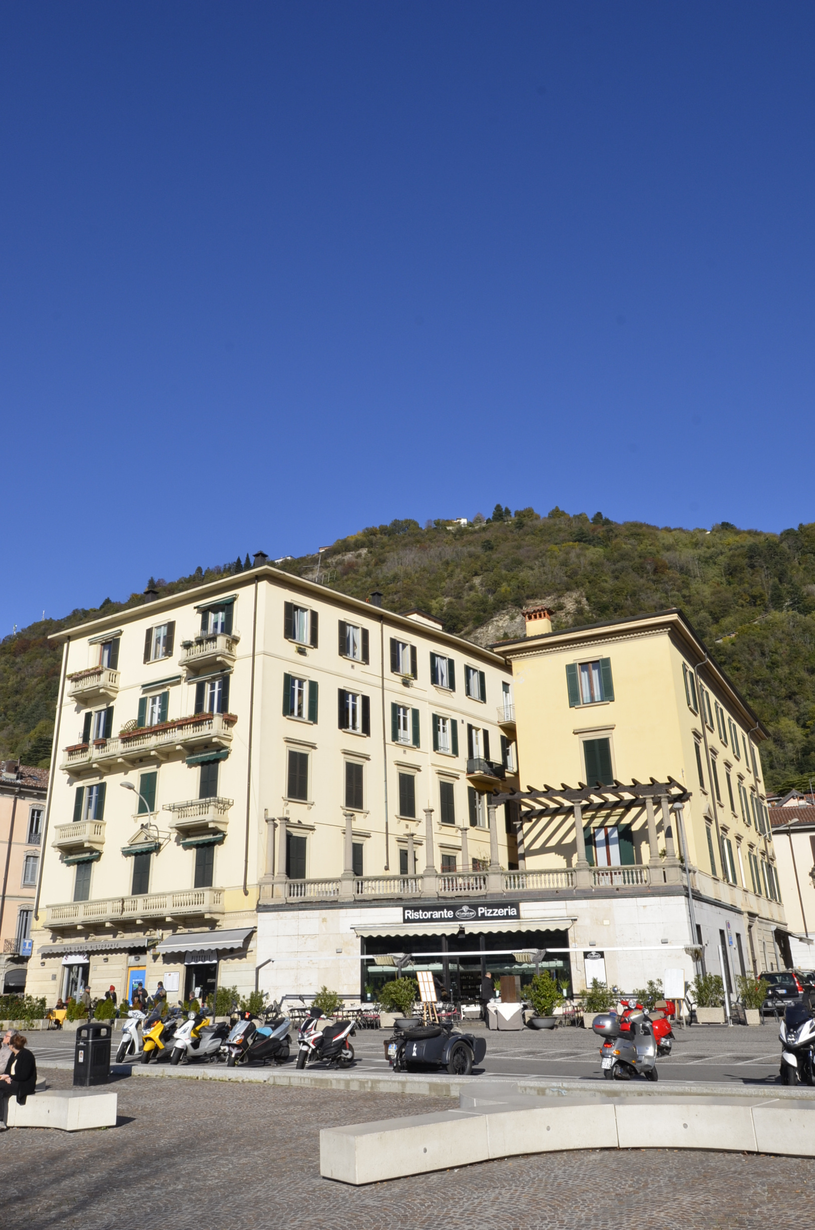 Trilocale vista lago in piazza de orchi 1, Como