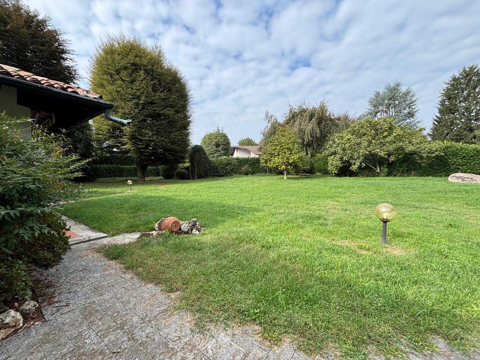 Villa con giardino in via cascina pelada 115, Cant�