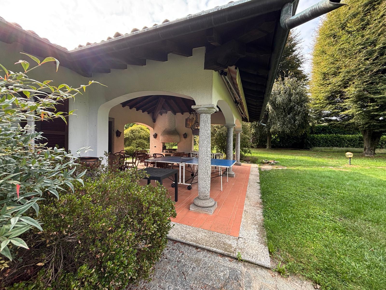 Villa con giardino in via cascina pelada 115, Cant�