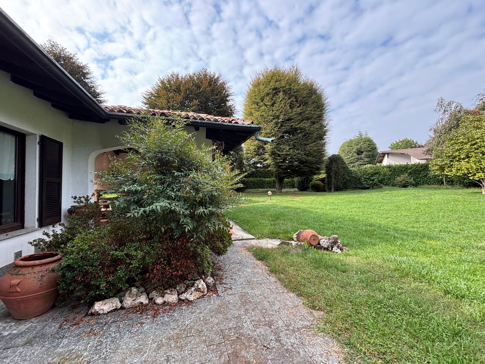 Villa con giardino in via cascina pelada 115, Cant�