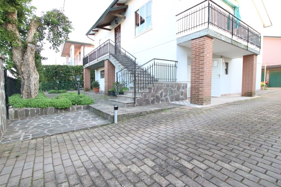 Casa indipendente con terrazzi in via piave, Castegnero