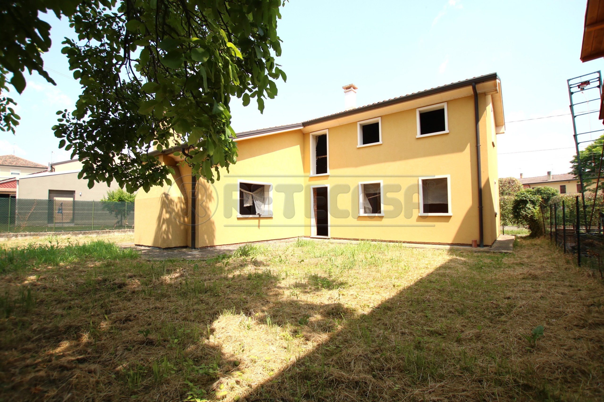 Casa indipendente con giardino in via umbero i, Agugliaro