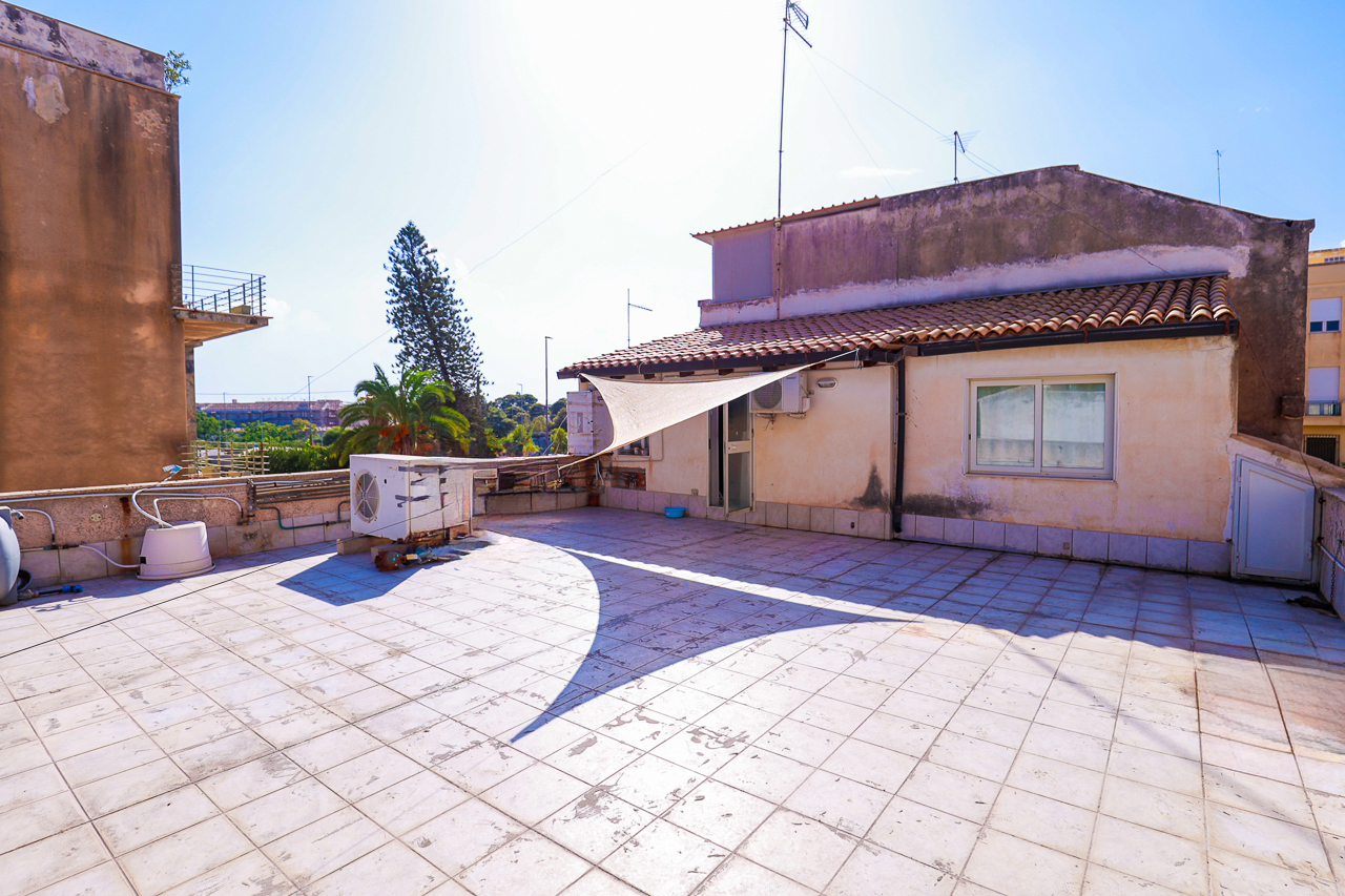Casa indipendente con terrazzo in viale tunisi, Siracusa