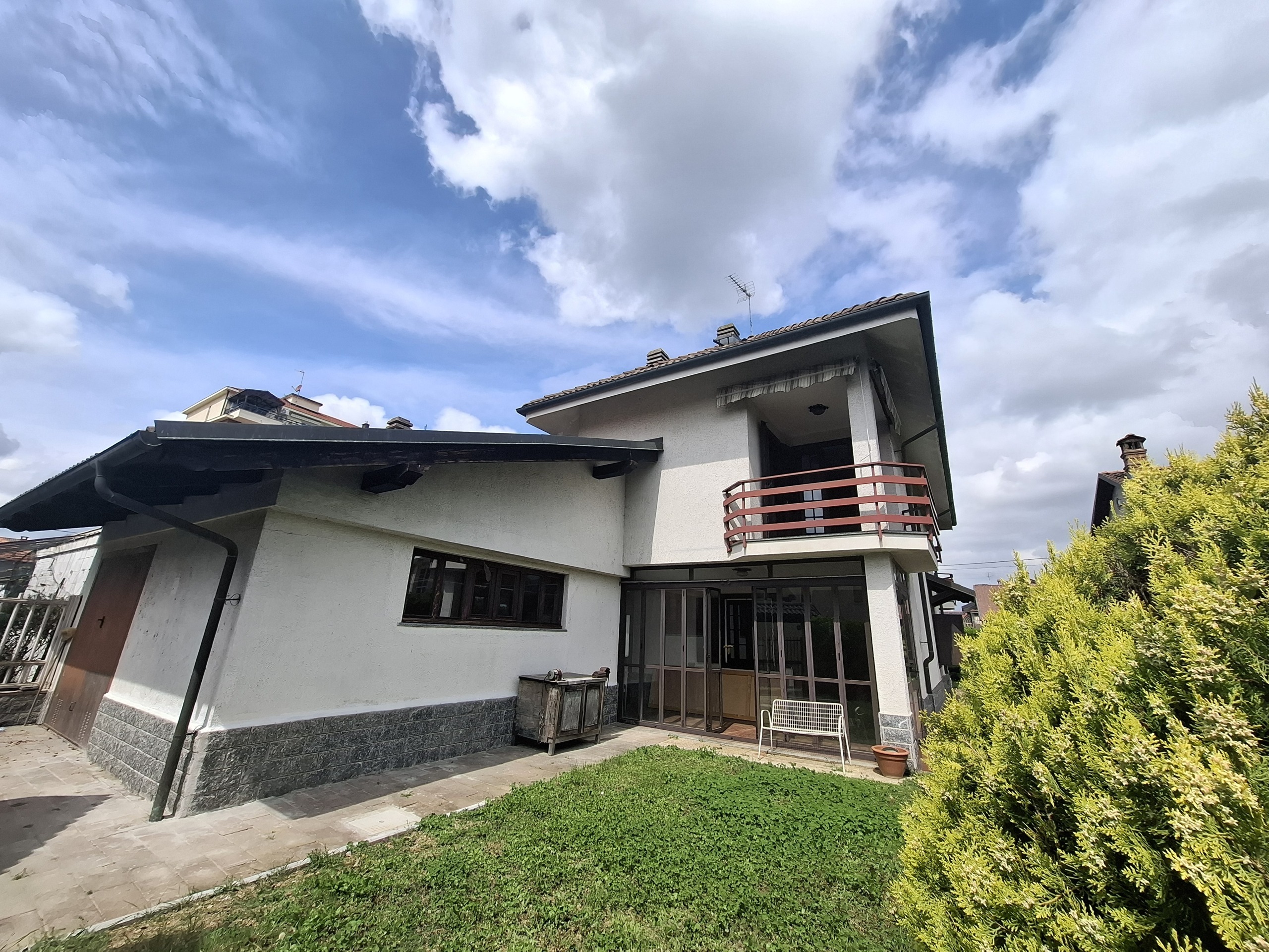 Villa con giardino in via pasubio 2, Volpiano