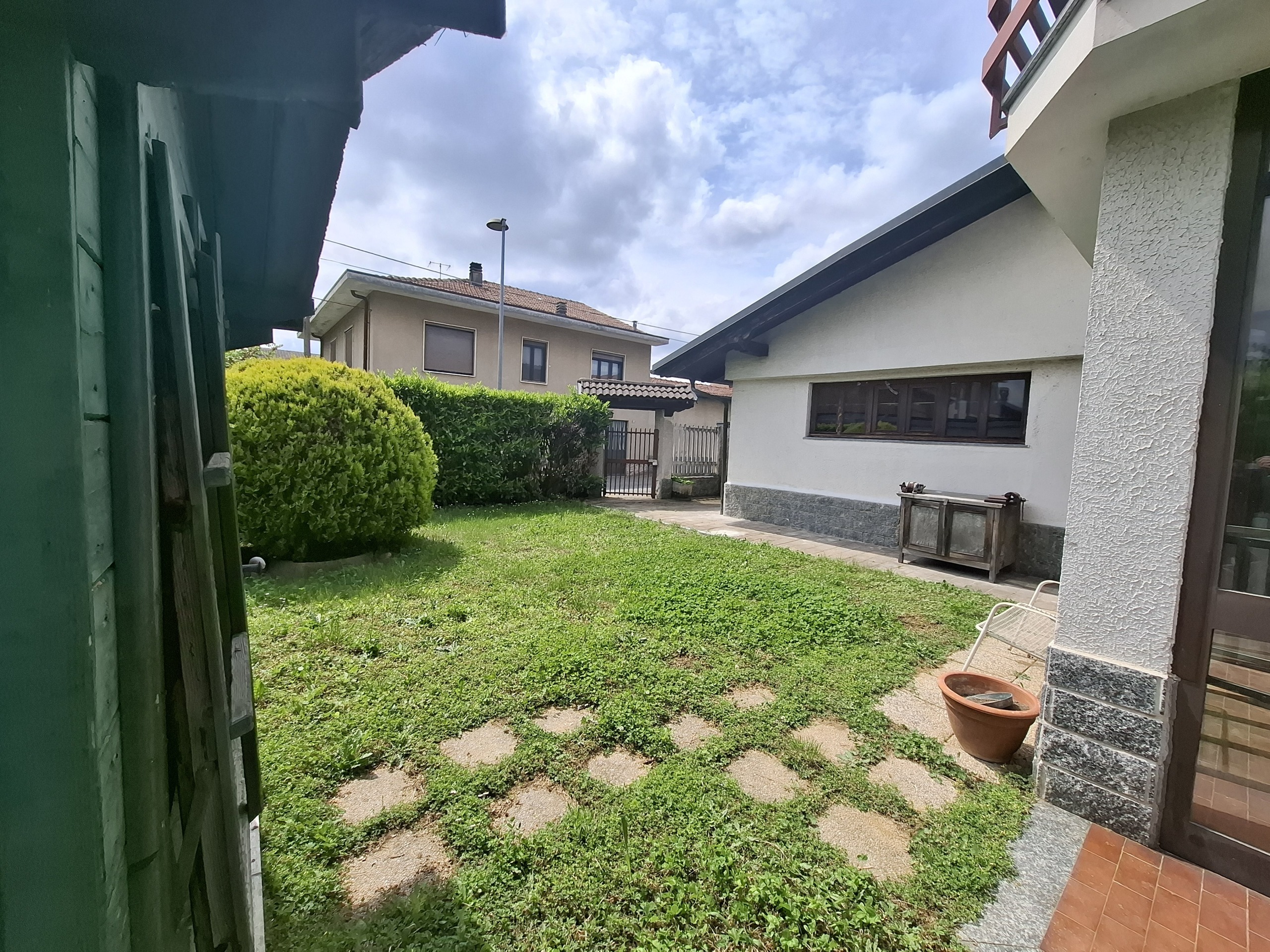 Villa con giardino in via pasubio 2, Volpiano