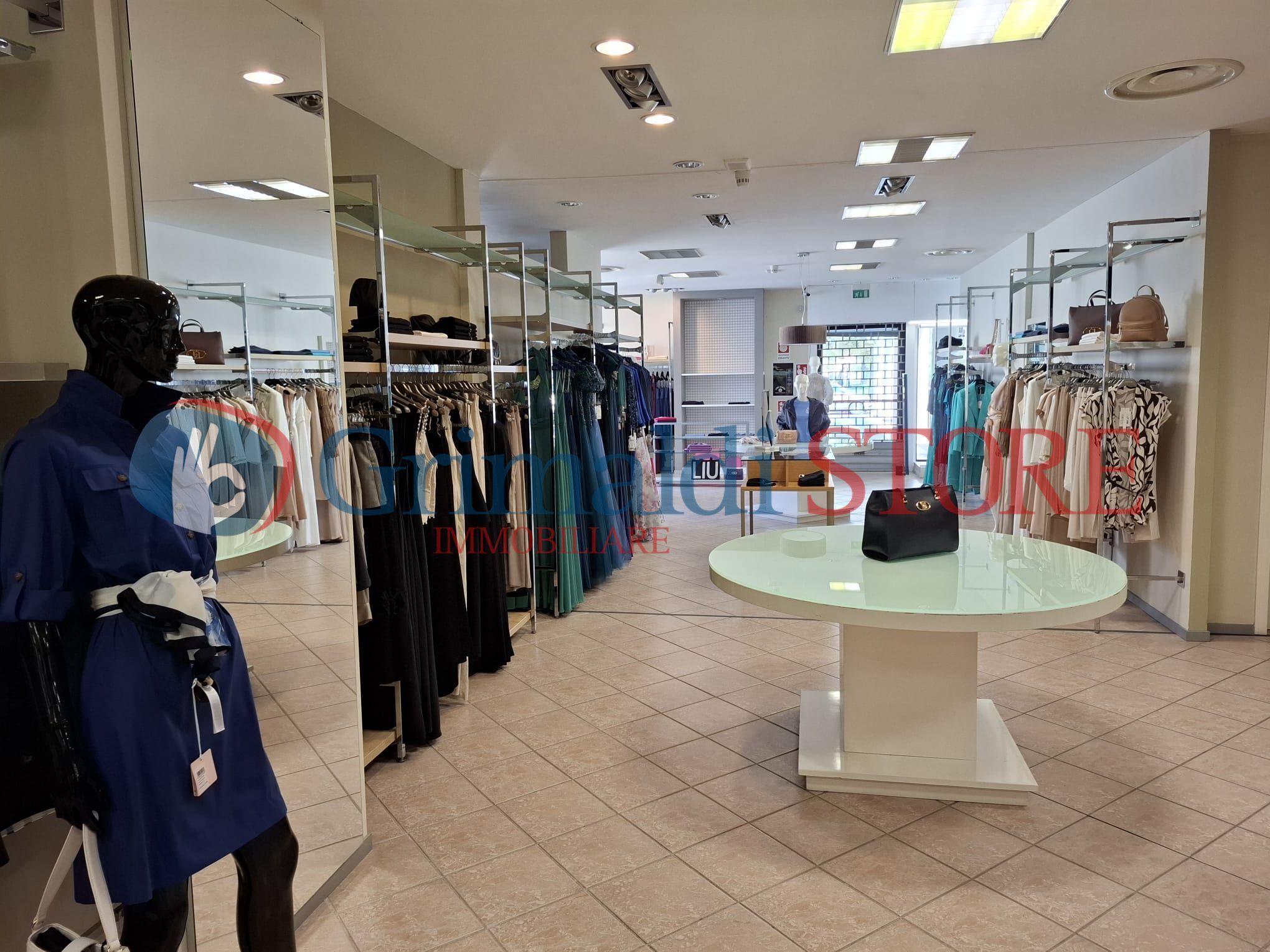 Locale commerciale in vendita in via pacinotti 19, Campi Salentina