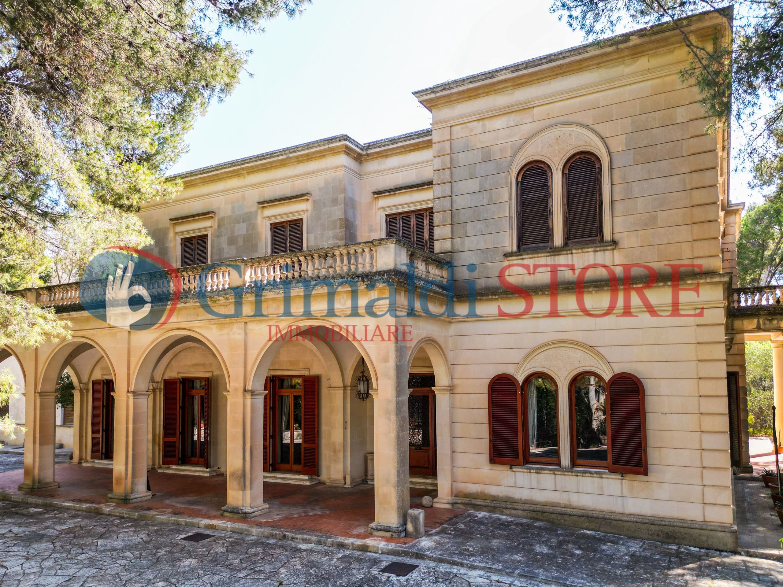 Villa con giardino in via vecchia carmiano, Lecce