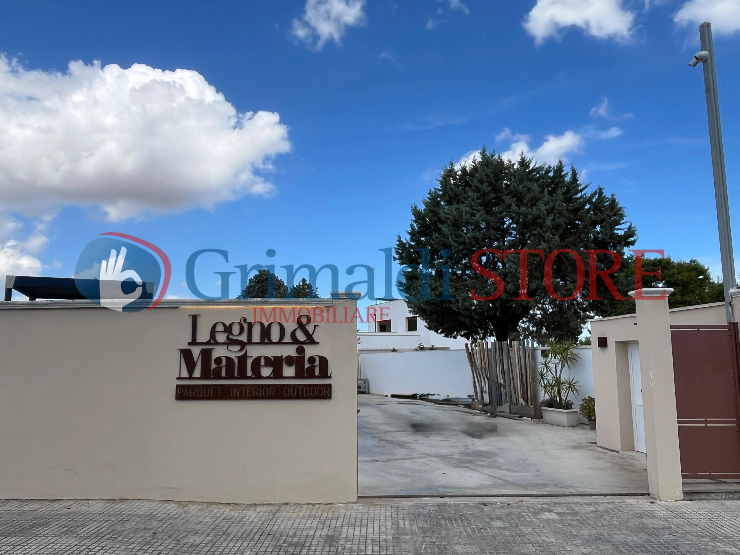 Magazzino ristrutturato in viale giovanni paolo ii 71, Lecce