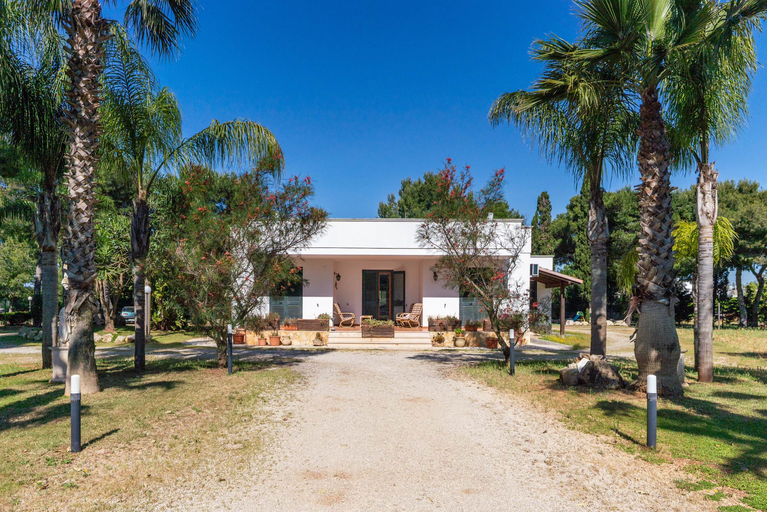 Villa con giardino in via taverna 21, Nard�