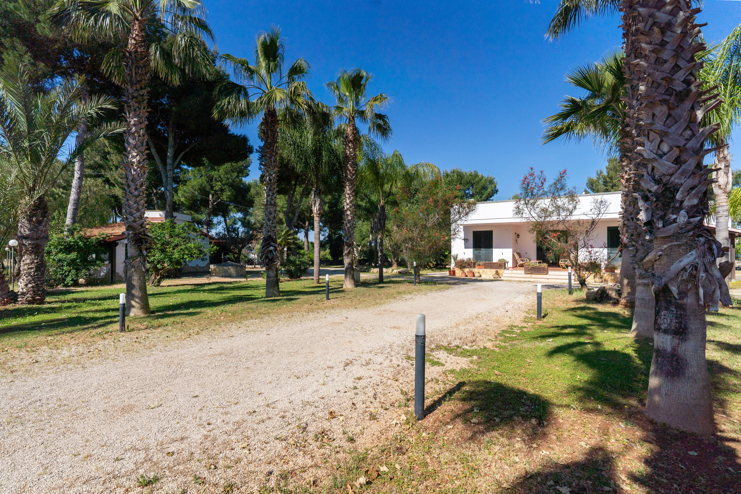 Villa con giardino in via taverna 21, Nard�