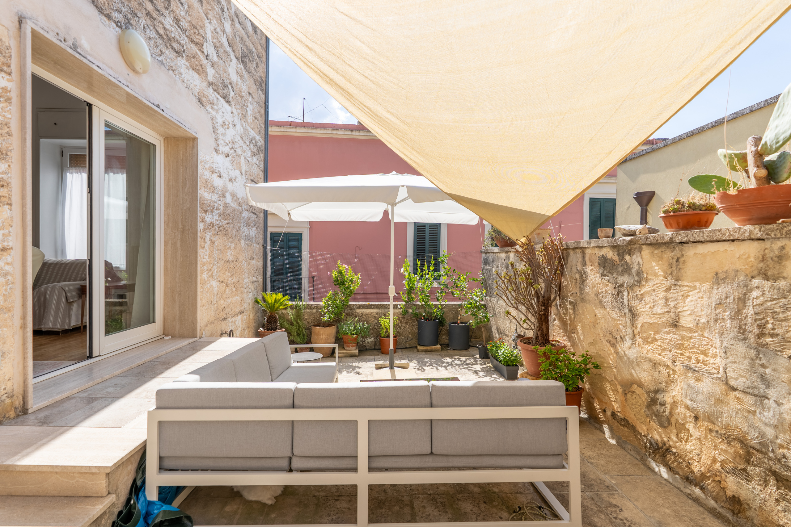 Casa indipendente con terrazzi in via regina elena 19, San Cesario di Lecce