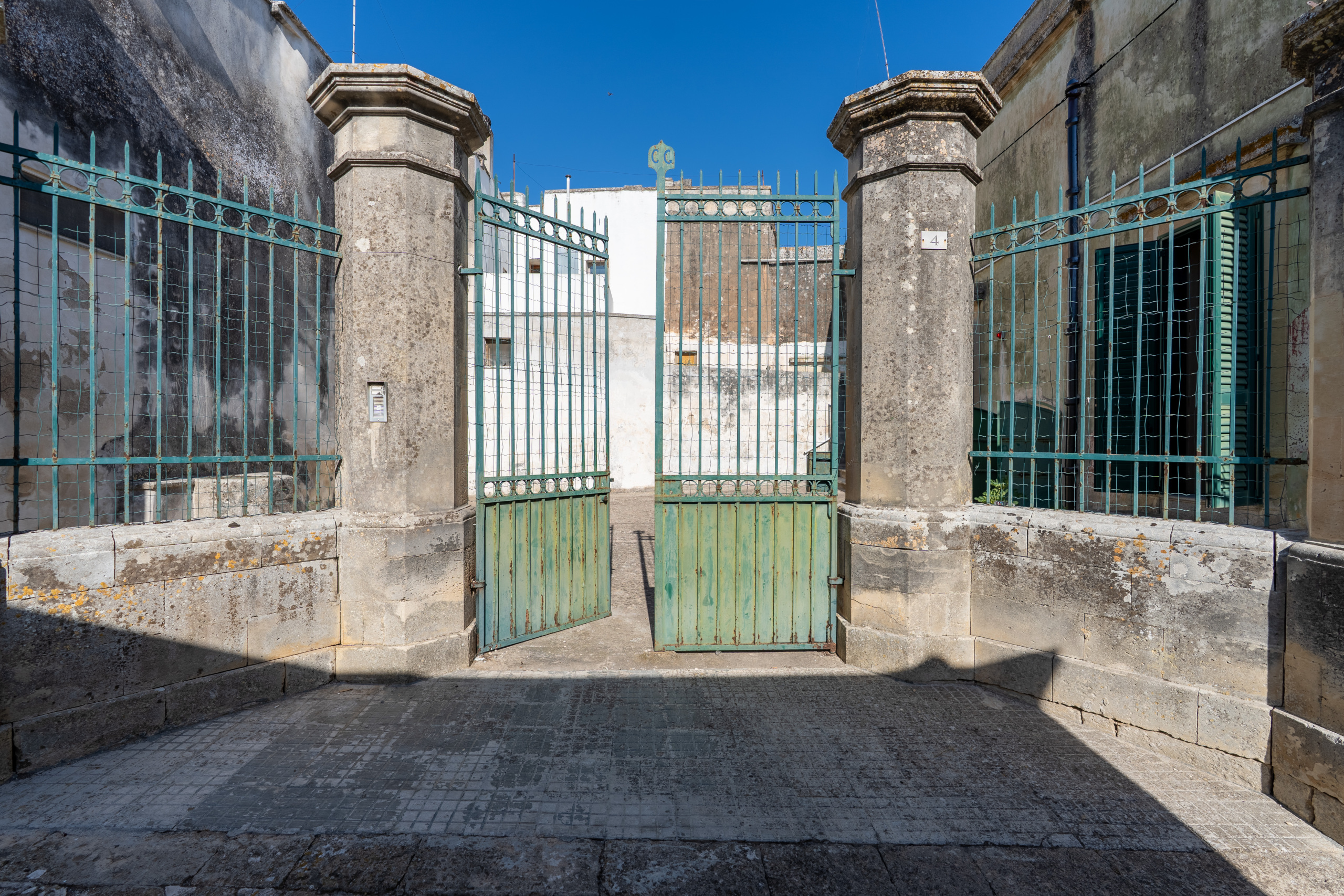 Stabile/Palazzo con terrazzo in via manieri 4, Carpignano Salentino
