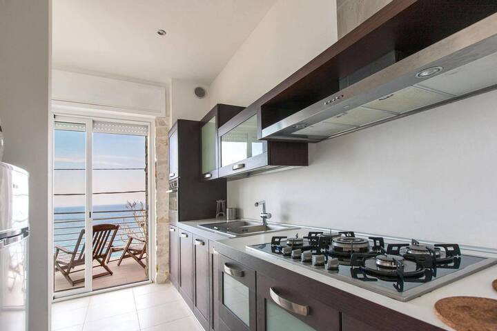 Appartamento con terrazzo in via litoranea tricase 174, Castro