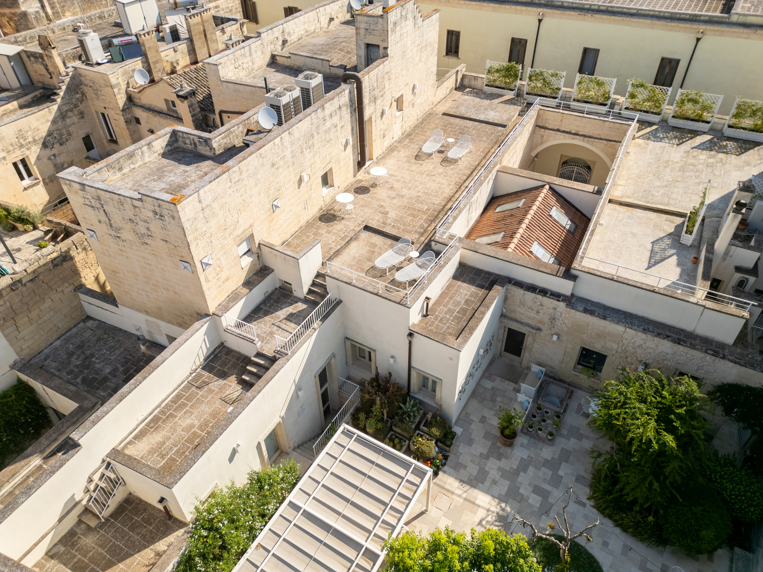 Stabile/Palazzo con giardino in via vittorio dei prioli 42, Lecce