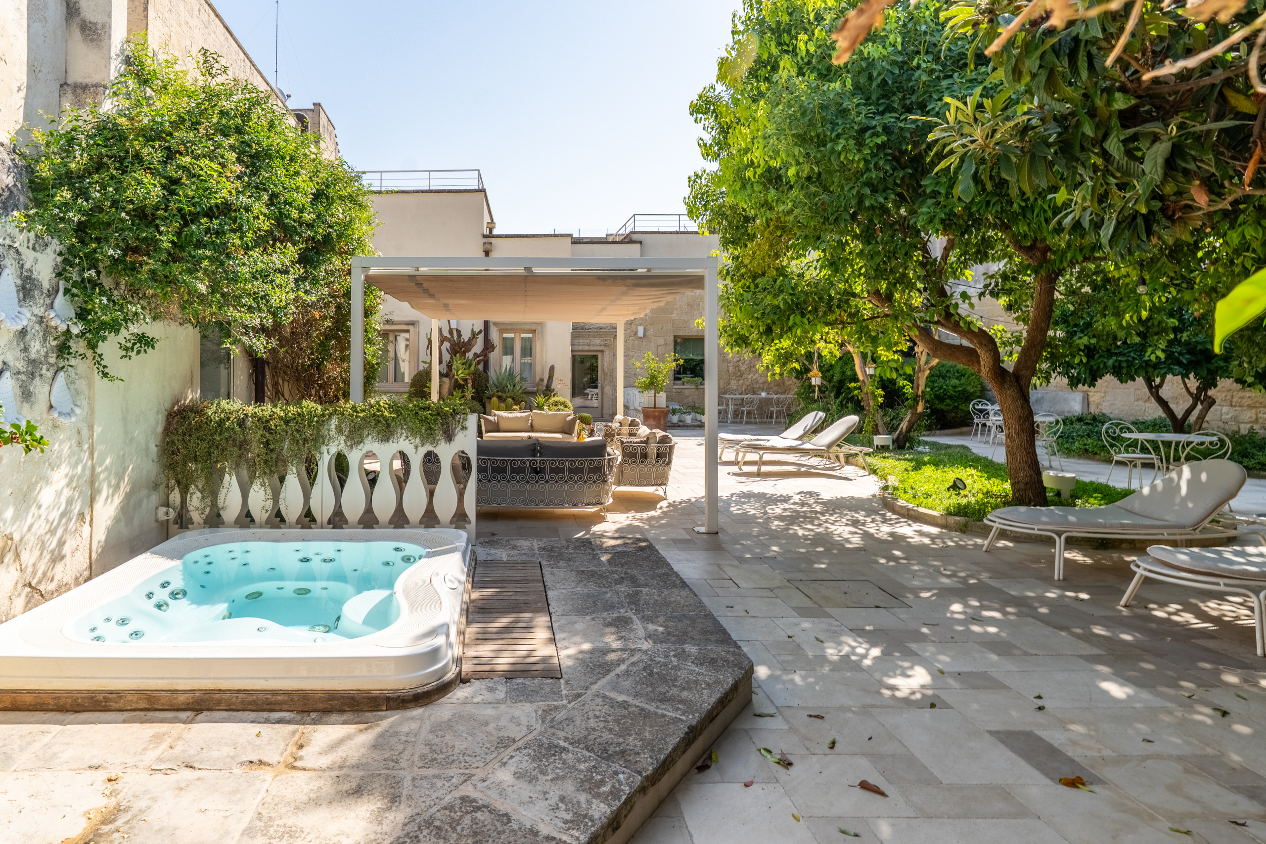Stabile/Palazzo con giardino in via vittorio dei prioli 42, Lecce