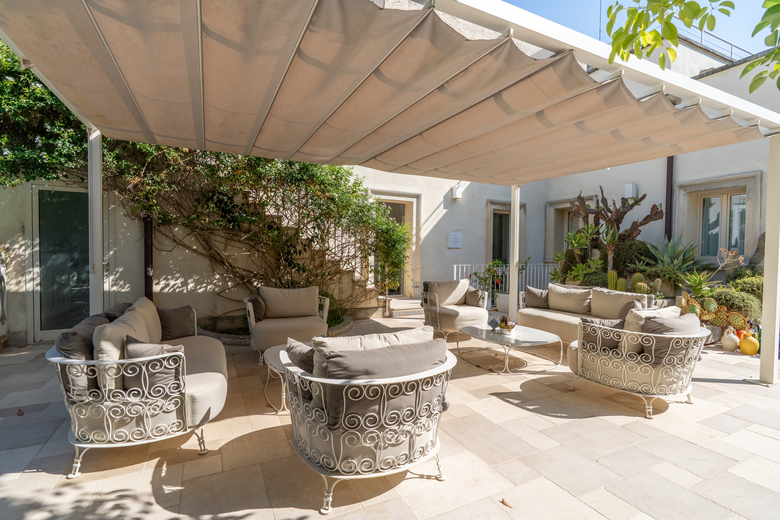 Stabile/Palazzo con giardino in via vittorio dei prioli 42, Lecce
