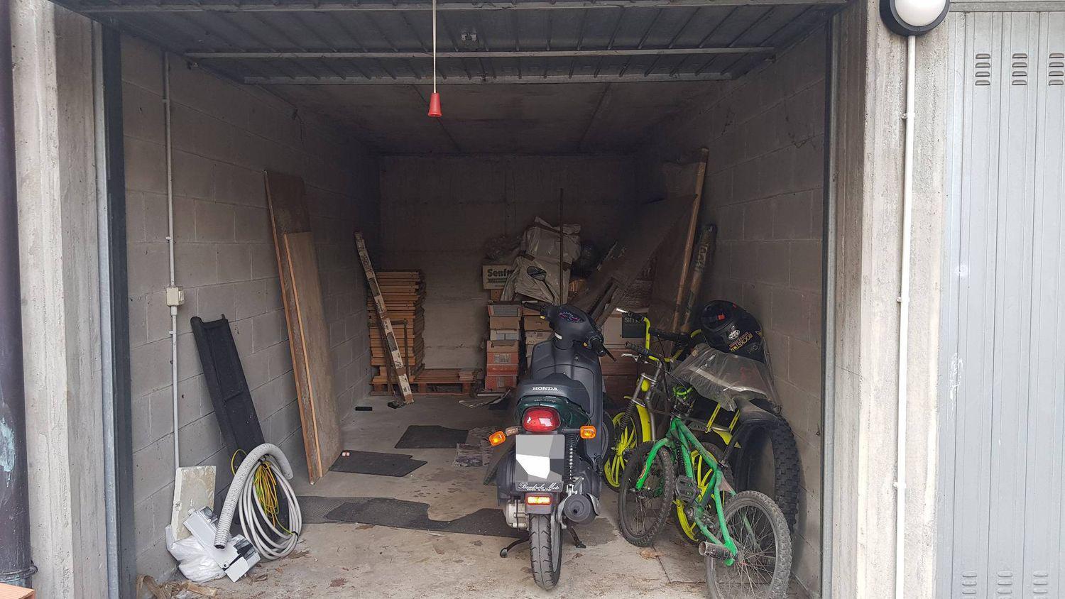 Box/Garage 15mq in vendita a Lainate