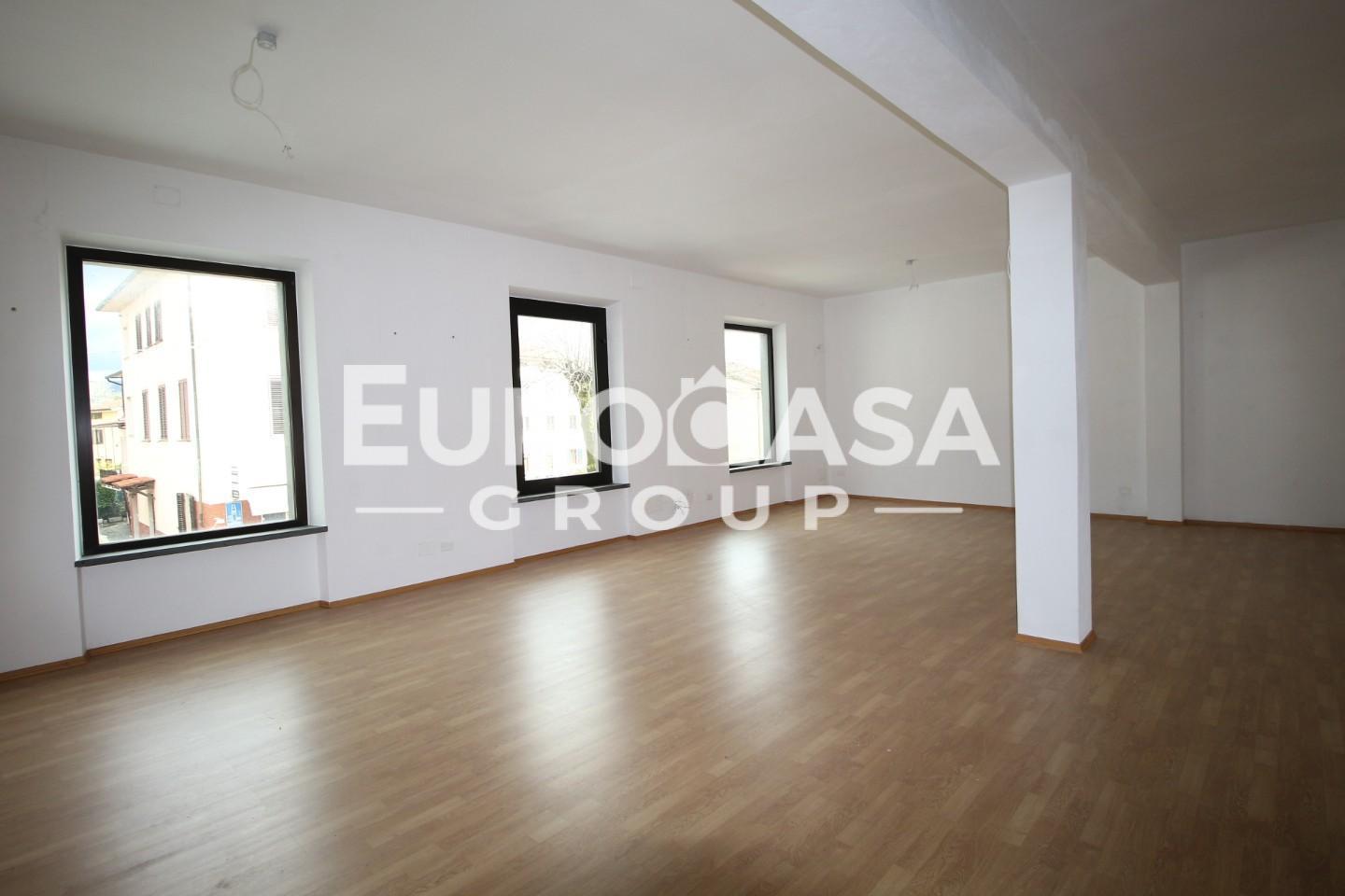 Locale commerciale in affitto, Lucca sant'anna