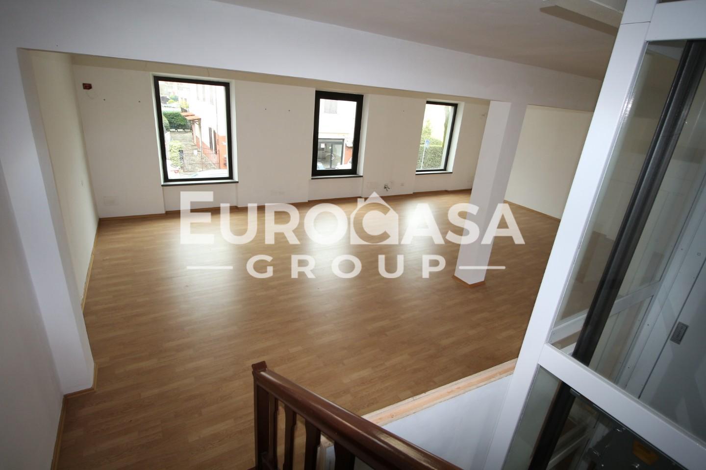 Locale commerciale in affitto, Lucca sant'anna