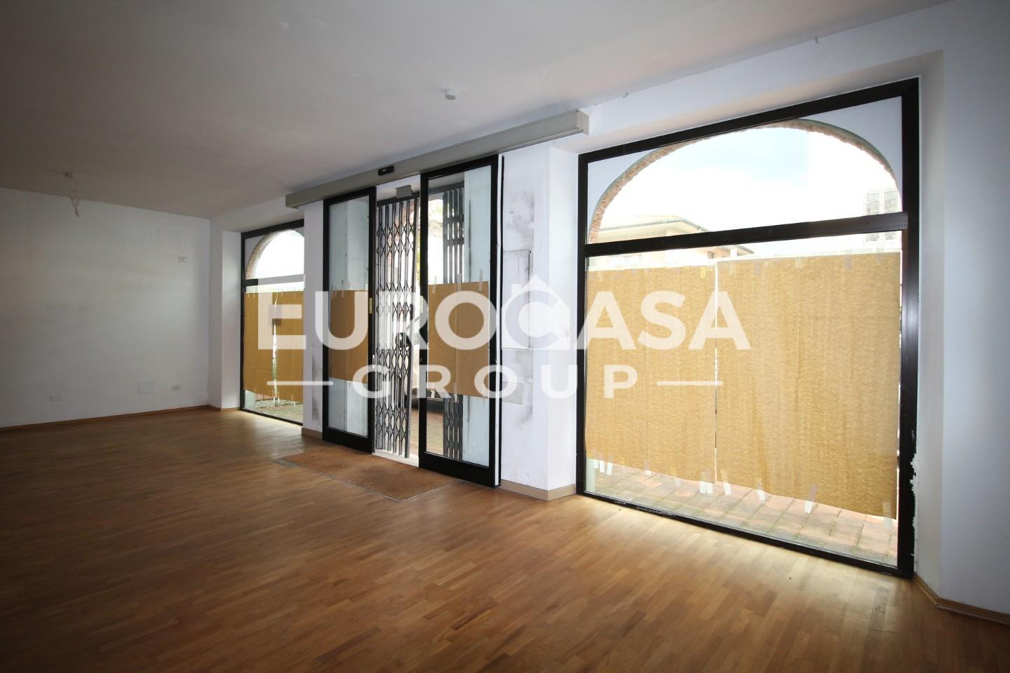 Locale commerciale in affitto, Lucca sant'anna