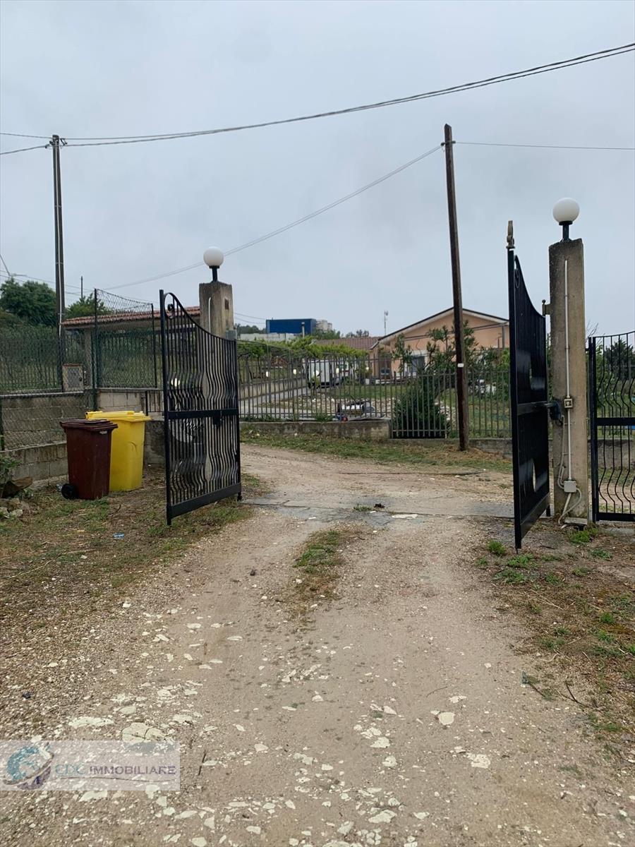 Villa con giardino in c.da piano laghi, Lercara Friddi