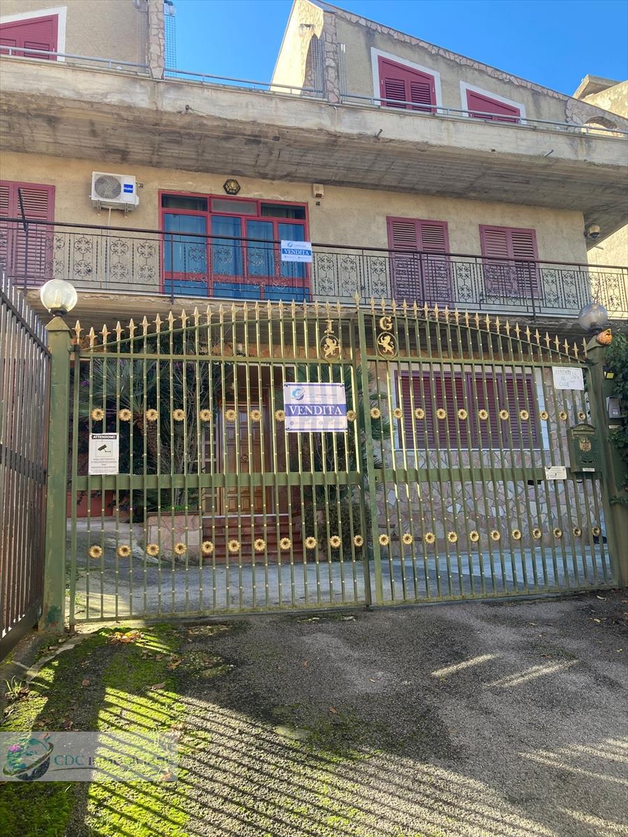 Villa con giardino in via padre tommaso randazzo, Lercara Friddi