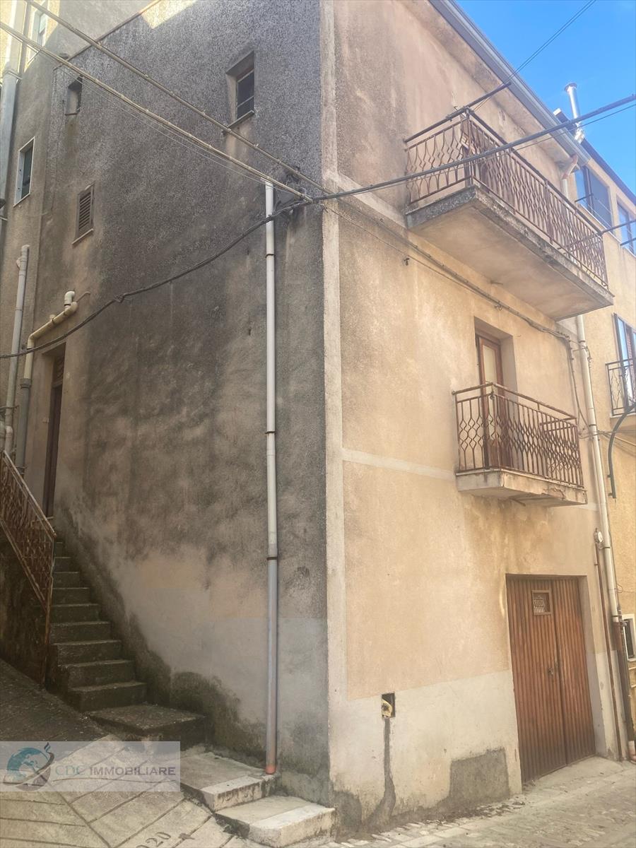 Casa indipendente da ristrutturare in via mercato, Prizzi