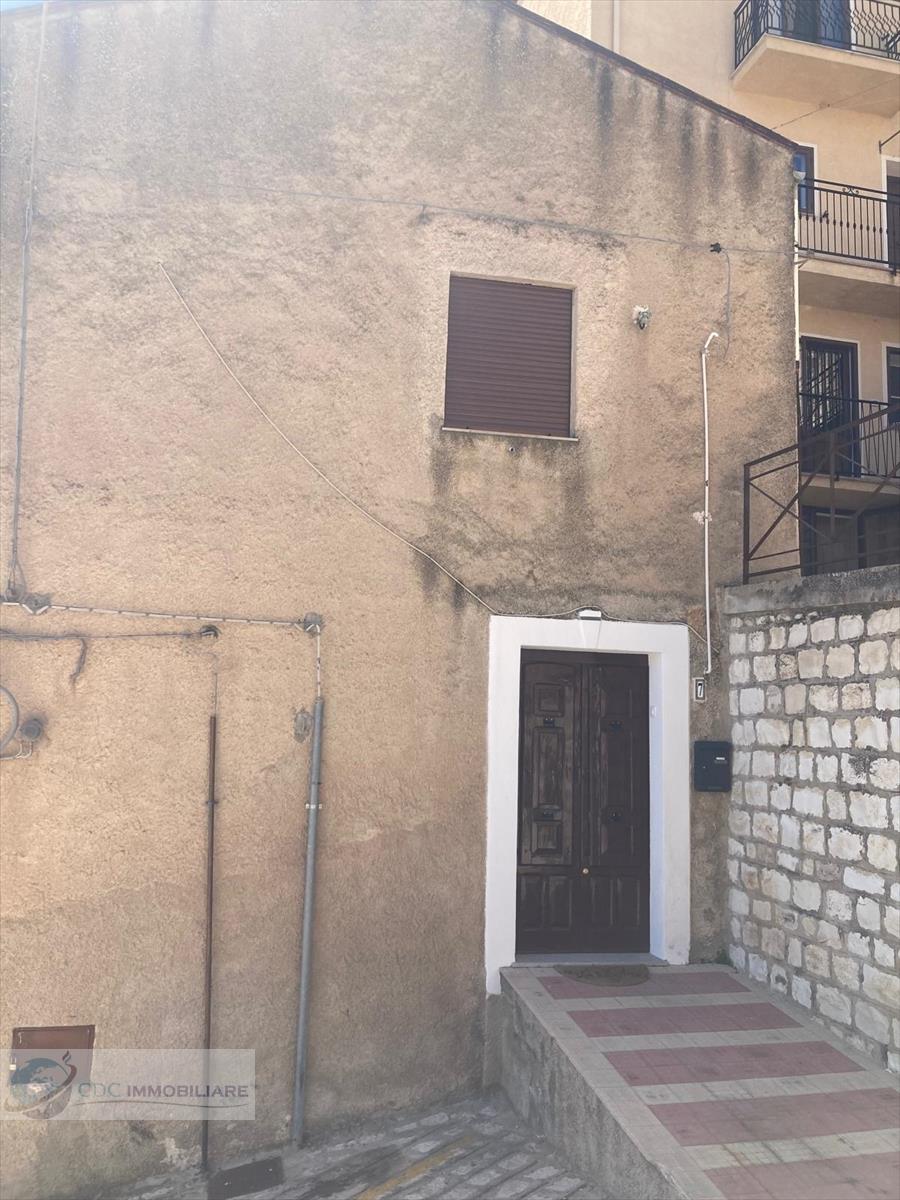 Casa indipendente con box in via catania 7, Prizzi
