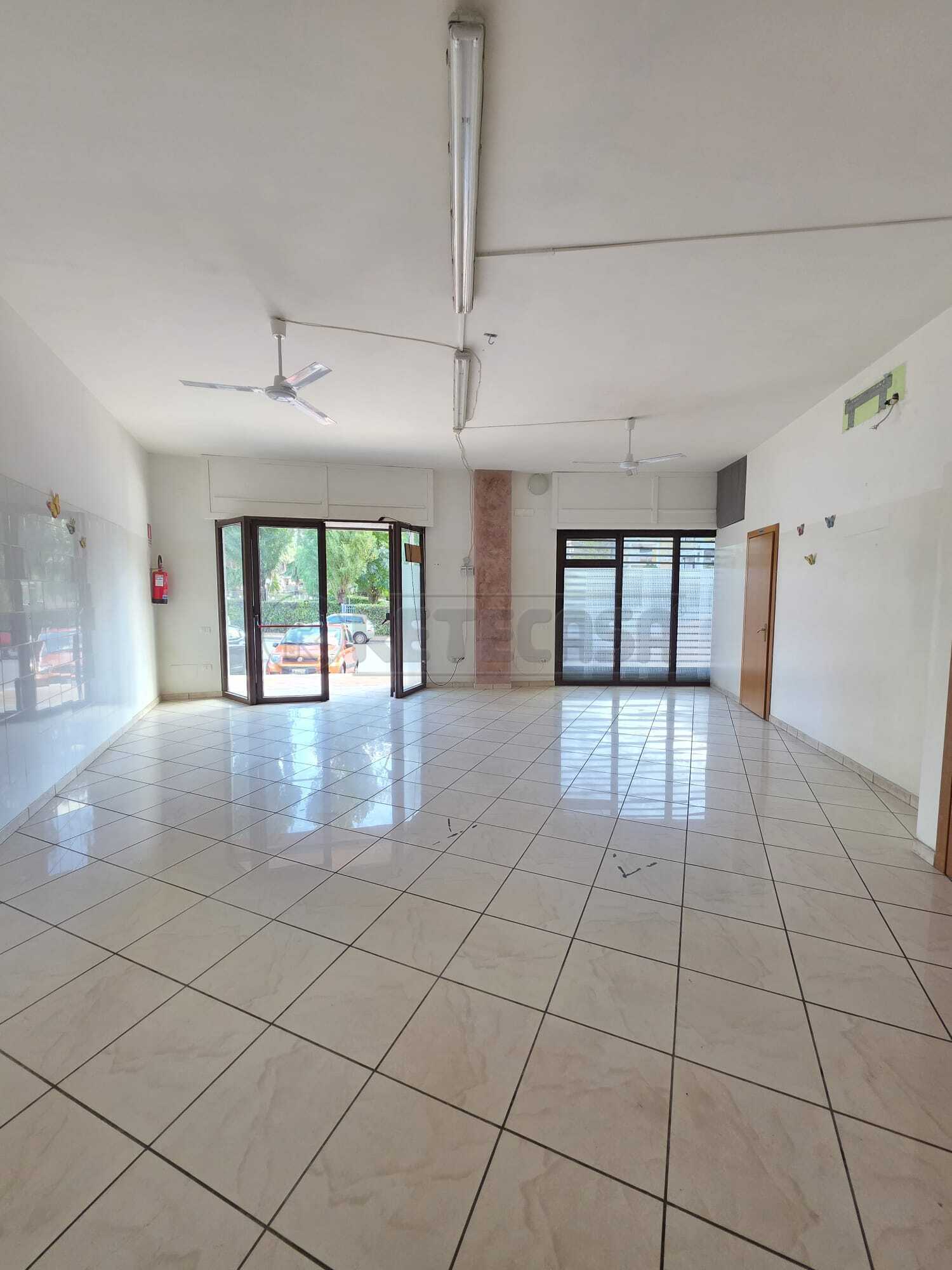 Locale commerciale in affitto, Mercato San Severino s. vincenzo