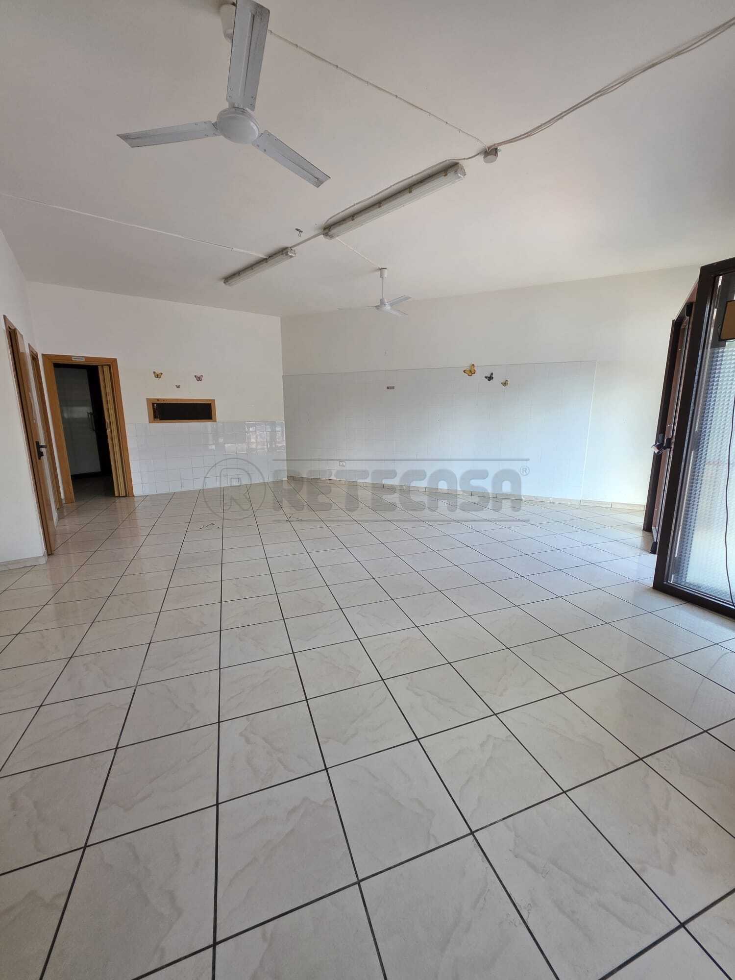 Locale commerciale in affitto, Mercato San Severino s. vincenzo