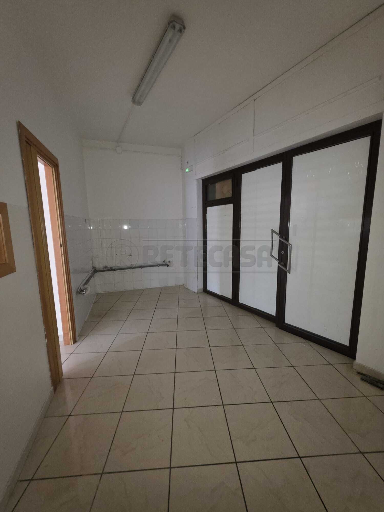 Locale commerciale in affitto, Mercato San Severino s. vincenzo