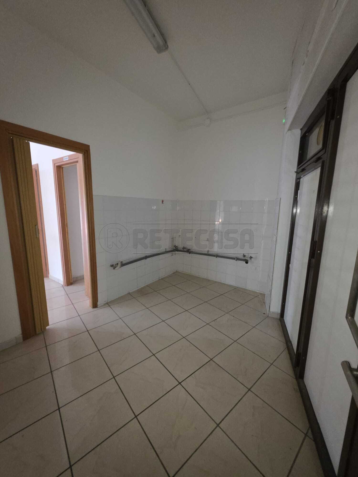 Locale commerciale in affitto, Mercato San Severino s. vincenzo