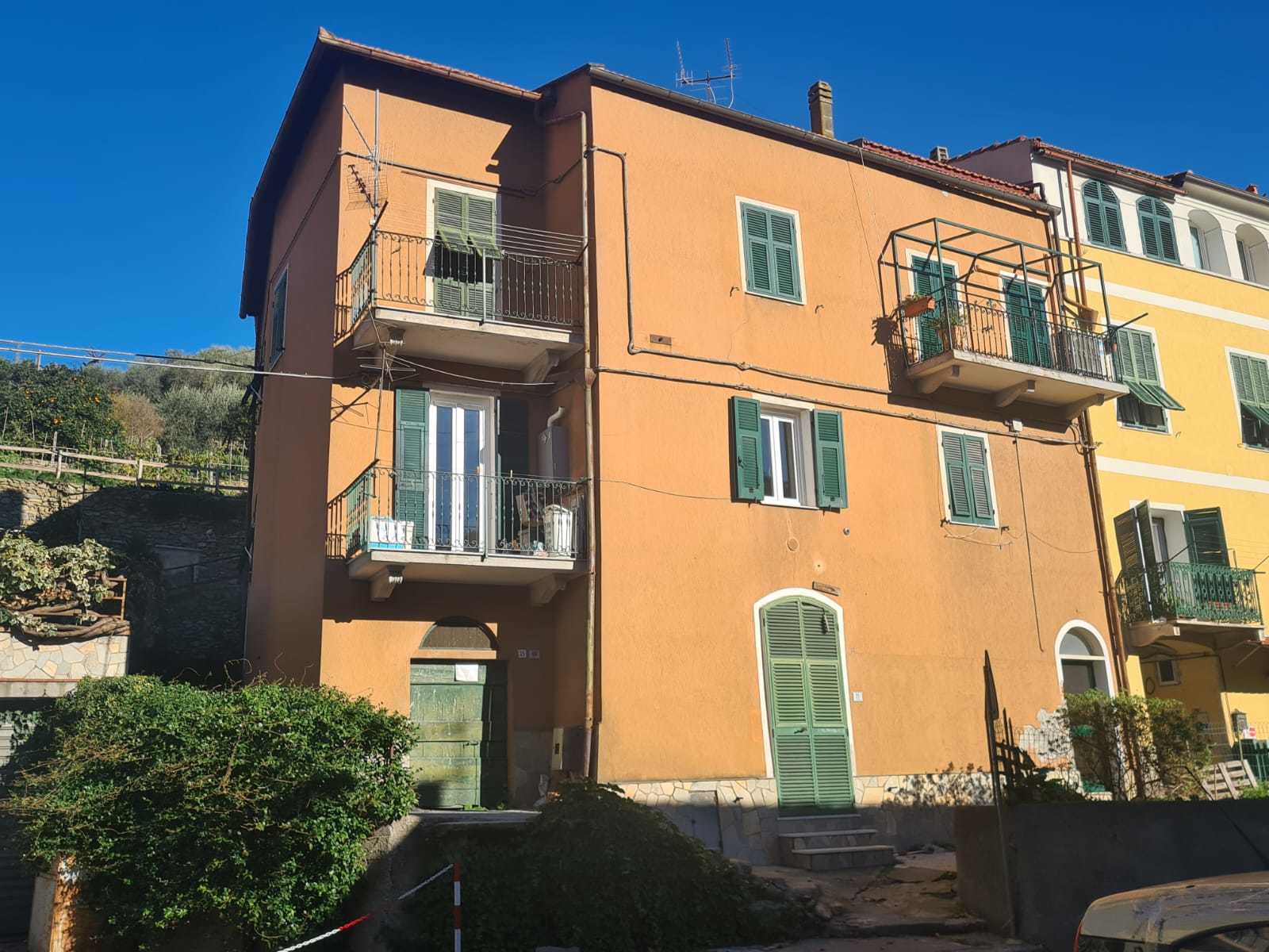 Casa indipendente con terrazzo in via roma 73, Calice Ligure