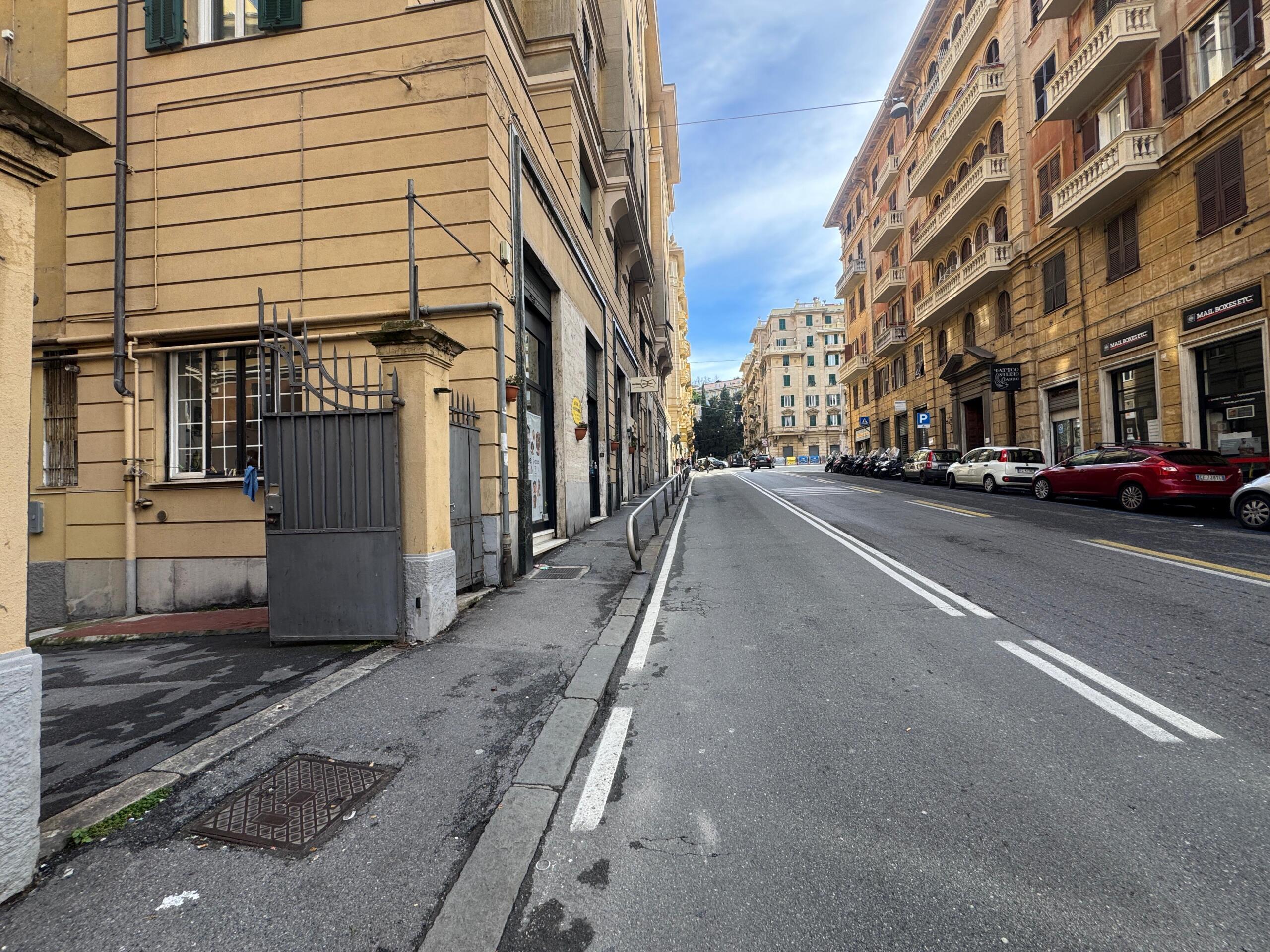 Posto auto coperto in vendita in via giovanni torti 44, Genova