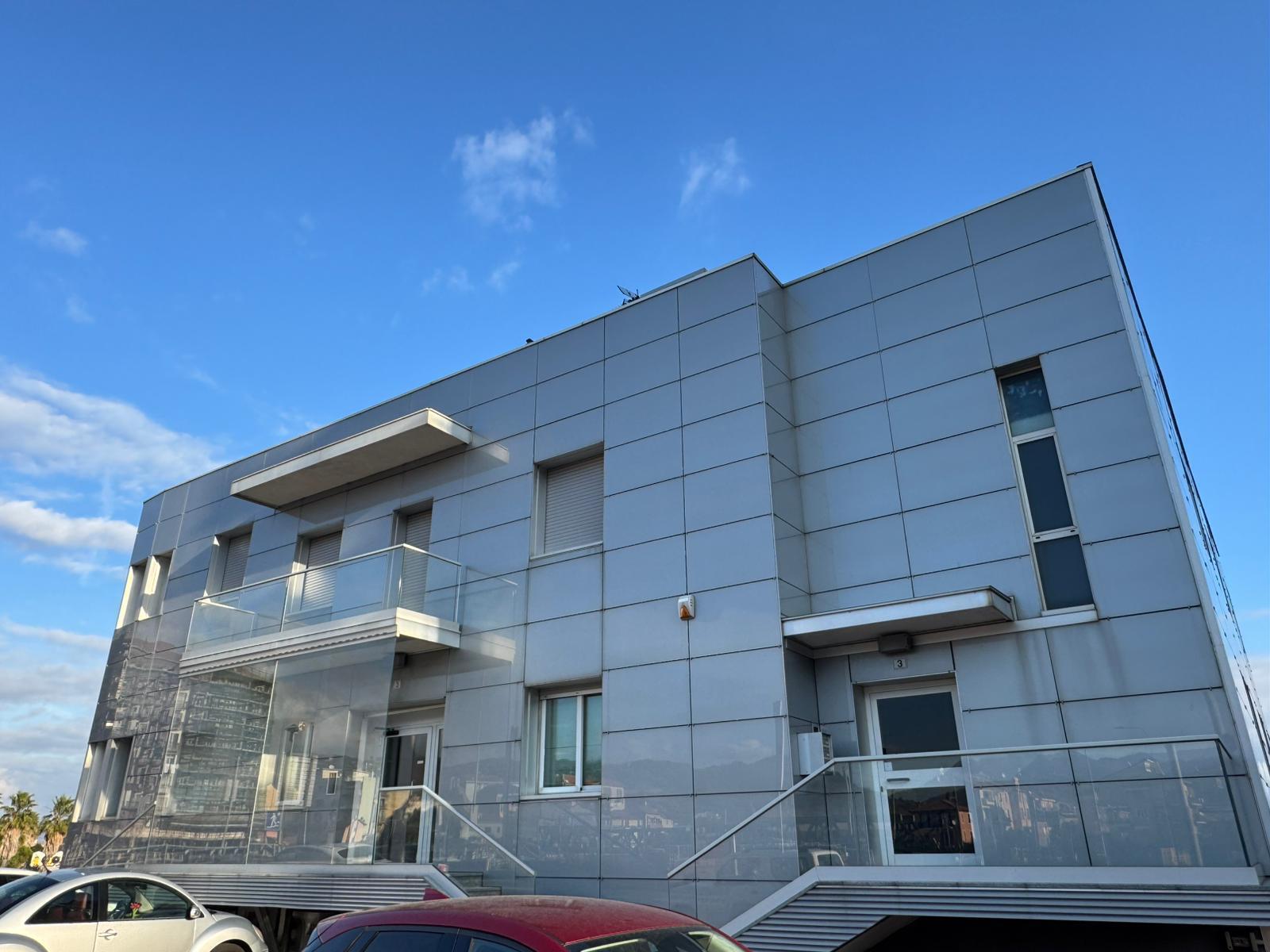 Ufficio vista mare in strada statale 1 3, Vado Ligure