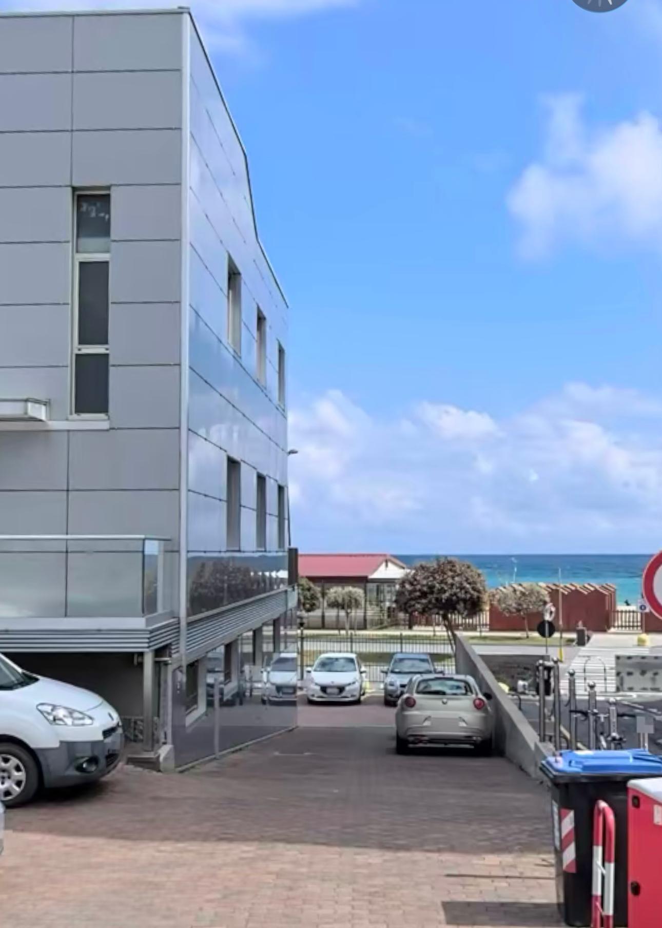 Ufficio vista mare in strada statale 1 3, Vado Ligure