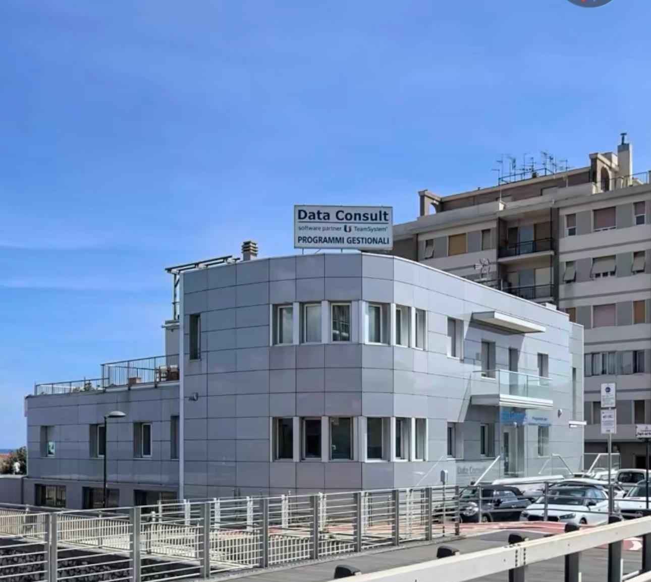 Ufficio vista mare in strada statale 1 3, Vado Ligure