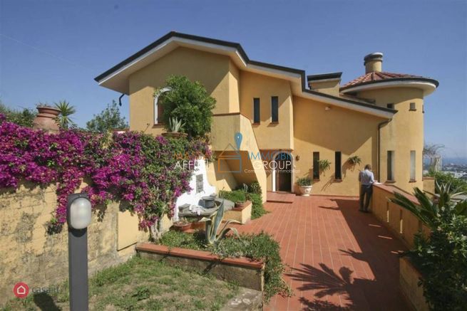 Villa con giardino in via san lorenzo 63, Massa