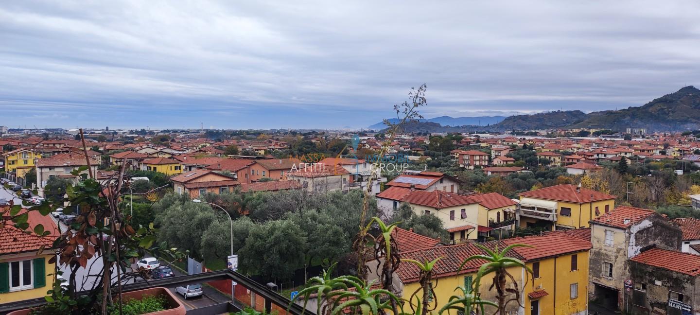 Quadrilocale con giardino in via benedetto croce 90, Massa