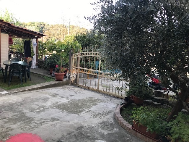 Casa indipendente con giardino in via rocca 42, Massa