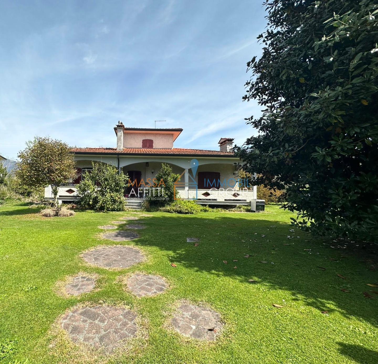 Villa con giardino in viale marina 98, Montignoso